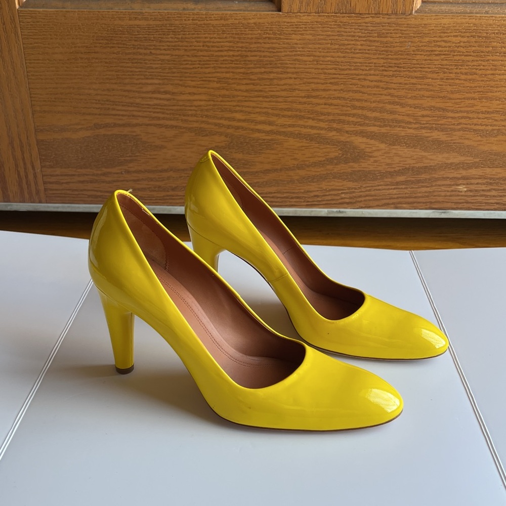 Classic Vintage CELINE Yellow Patent Leather Pumps / Heels Round Toe - Picture 1 of 6